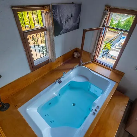 Rose Garden With Private Pool And Jacuzzi Vilă *