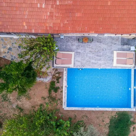 Rose Garden With Private Pool And Jacuzzi Vila